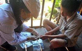 Quảng Ngãi cấp gạo, thuốc cho người bị bệnh viêm da 